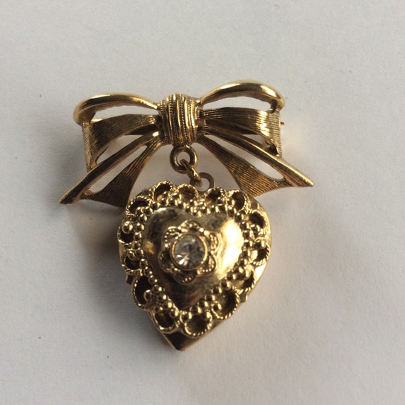 Vintage heart shaped locket brooch. by jewelry715 on Etsy