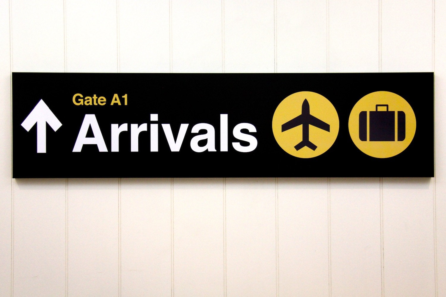 Arrive airport. Arrival указатель в аэропорту. вывески в аэропорту. airport sign arrivals. arrivals в аэропорту.