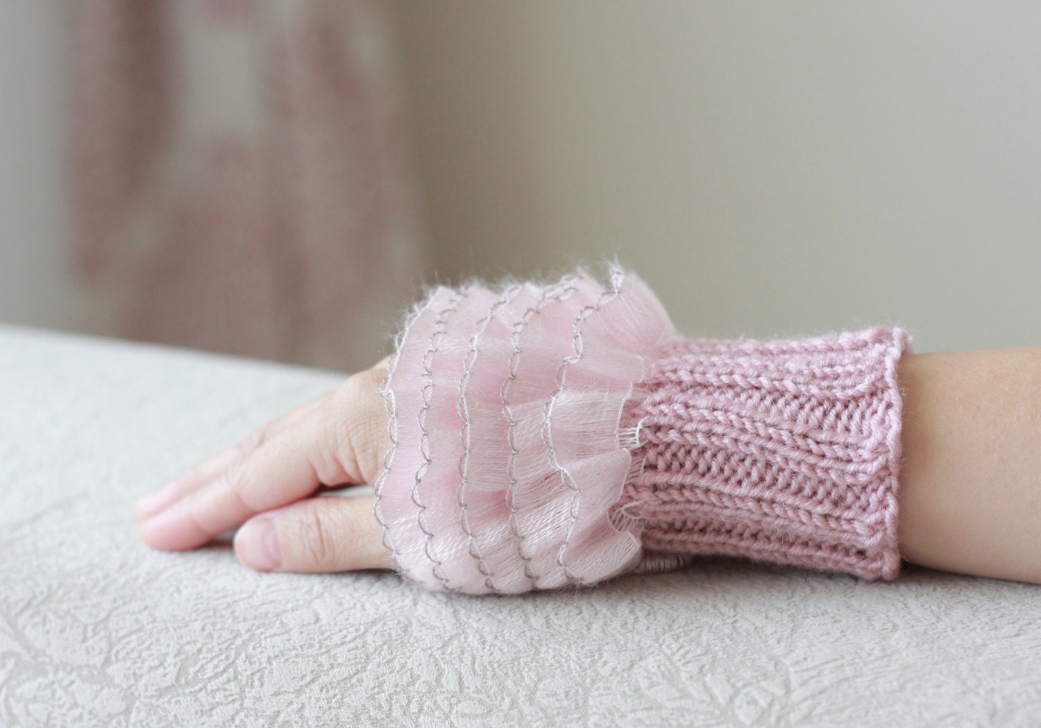 BE COZY Dusty pink Ruffled glove Women fingerless gloves