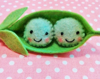 Felt Two Peas in a Pod Key Chain - Felt Pea Pod - Felt Vegetable - Pea Pod Key Chain - Felt Key Chain - Kawaii Peas in a Pod