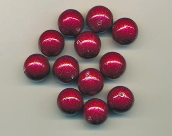 Eight dazzling vintage lucite beads - bright red with glitter - 18 mm