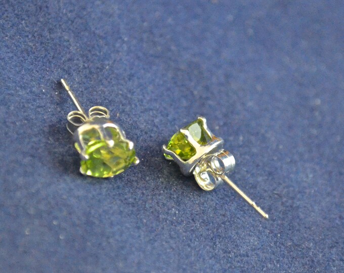 Peridot stud Earrings, 7x5mm Oval, Natural, Set in Sterling Silver E685