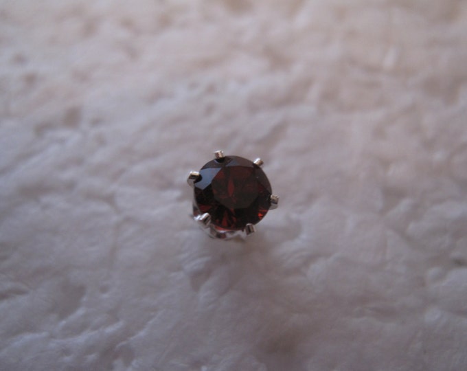 Red garnet Studs, 5mm Round, Natural, Set in Sterling Silver E718