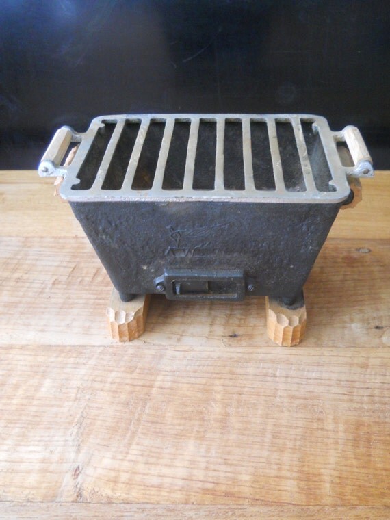 Small Vintage Woodpecker Cast Iron Hibachi Mini Grill