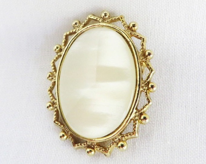 Vintage Cream Moonstone Oval Gold Tone Brooch