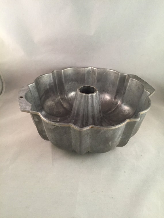 Vintage Extra Large Aluminum Nordic Ware Fluted Bundt Pan