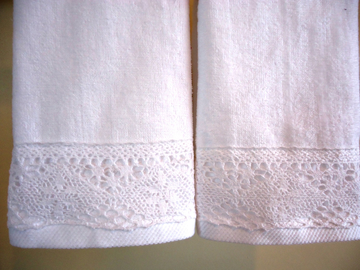 CLUNY LACE Fingertip/Guest Towels 2 White Velour 100 Cotton