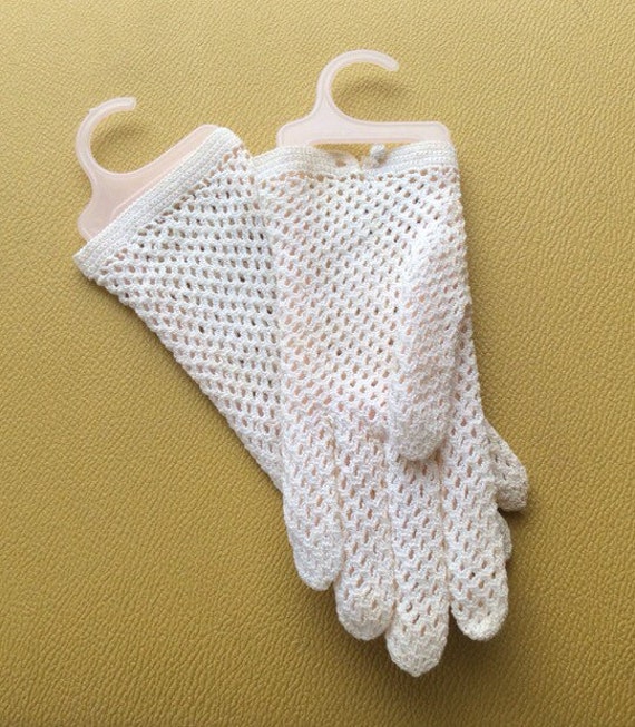 1950s Off White Crocheted Tea Gloves Derby Gloves Formal