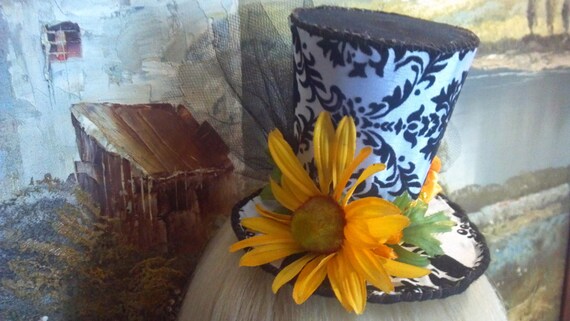 Daisy Miniature Top Hat