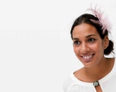 Freuchie - Tocado rosa pálido para invitada de boda, tocado rosa de plumas, tocado con flor rosa, tocado sencillo, tocado rosa claro