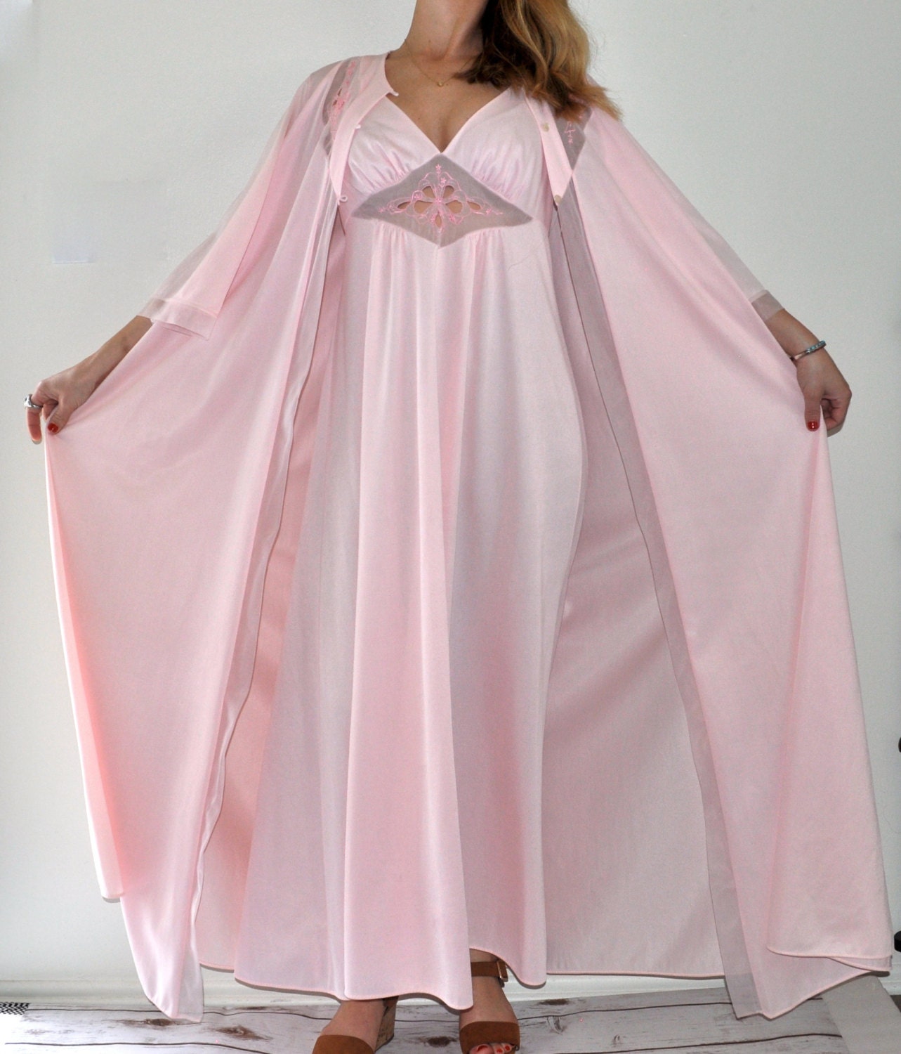Glamourous Silky 2-piece Vintage Pink Lingerie Set. Nightgown