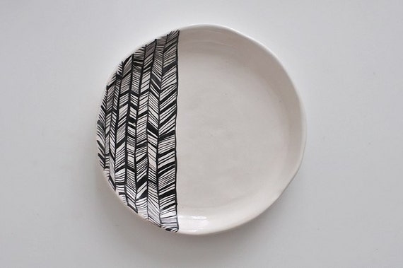 Plaque de céramique BW blanc avec ornement abstrait noir motif Indien Amérindien abstrait minimalisme contemporain style noir et blanc