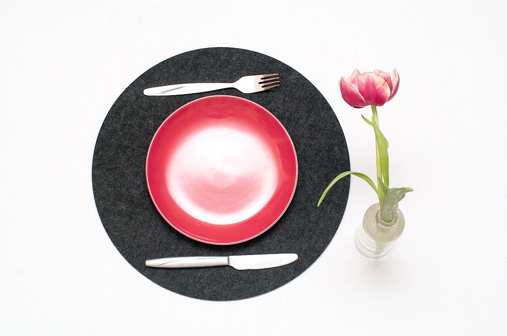 Set Round felt Placemats / Minimalist / Black Placemat / Felt