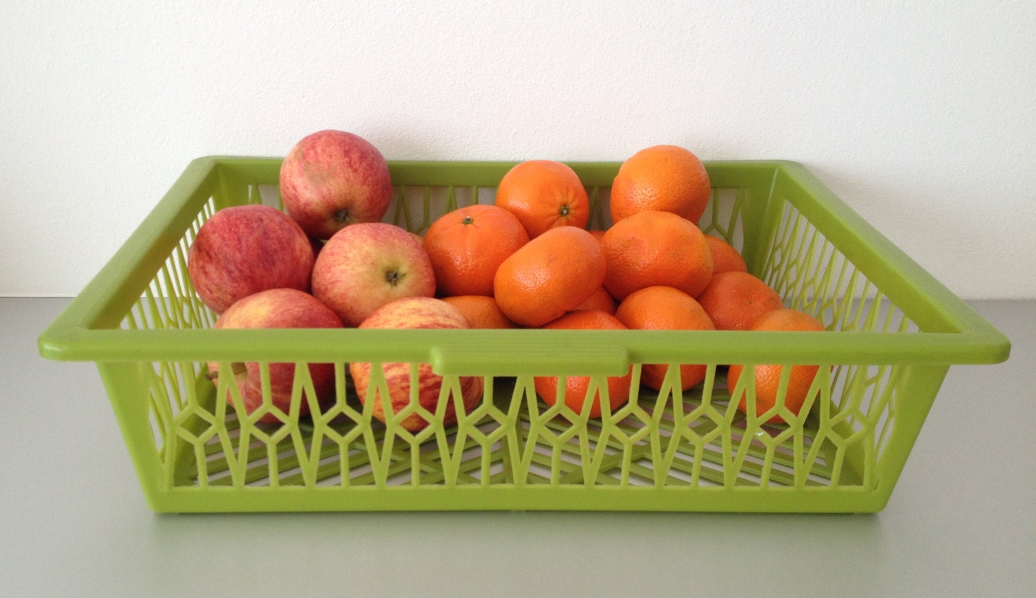 vintage kitchenware plastic basket made in Italy seventies Haute Juice
