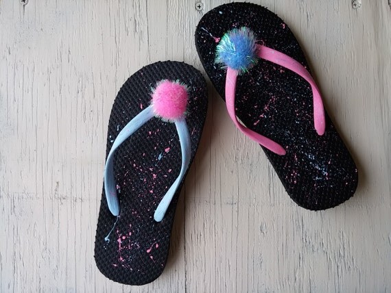 pom pom flip flops