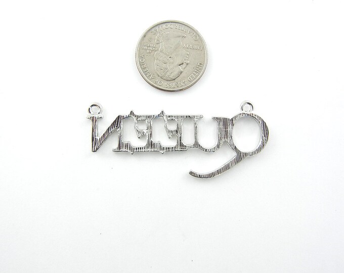 Double Link Silver-tone Queen Word Pendant