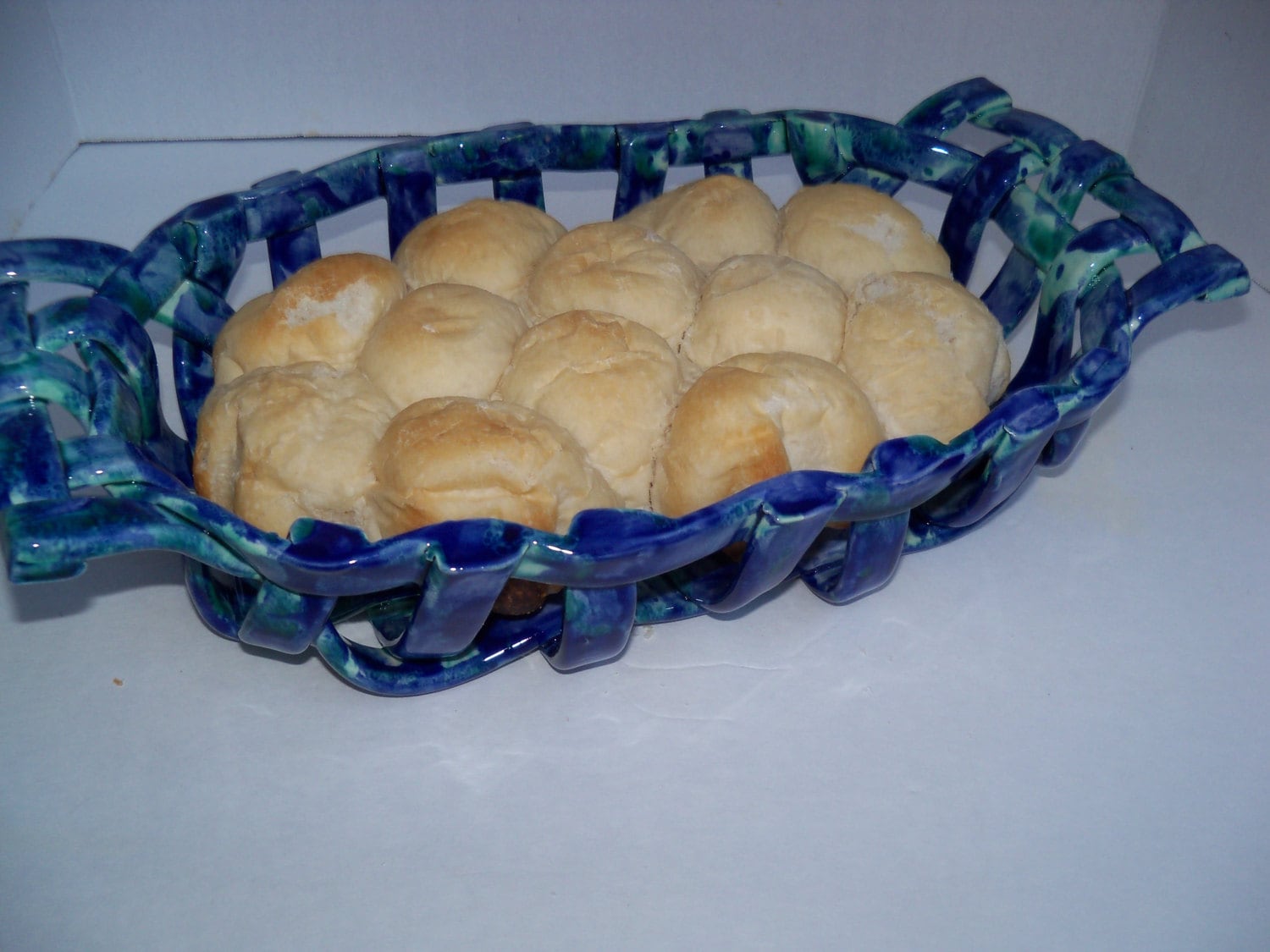 Woven ceramic bread basket with handlespottery bread
