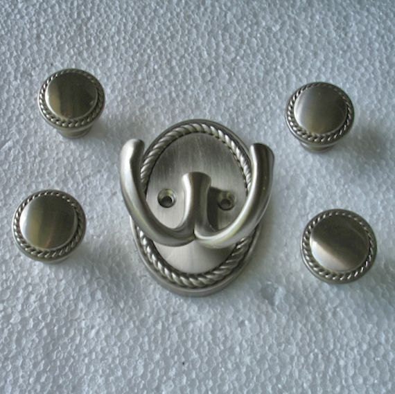 Lot of 4 Round Silver Tone knobs And Towel Holder BathroomKitchen