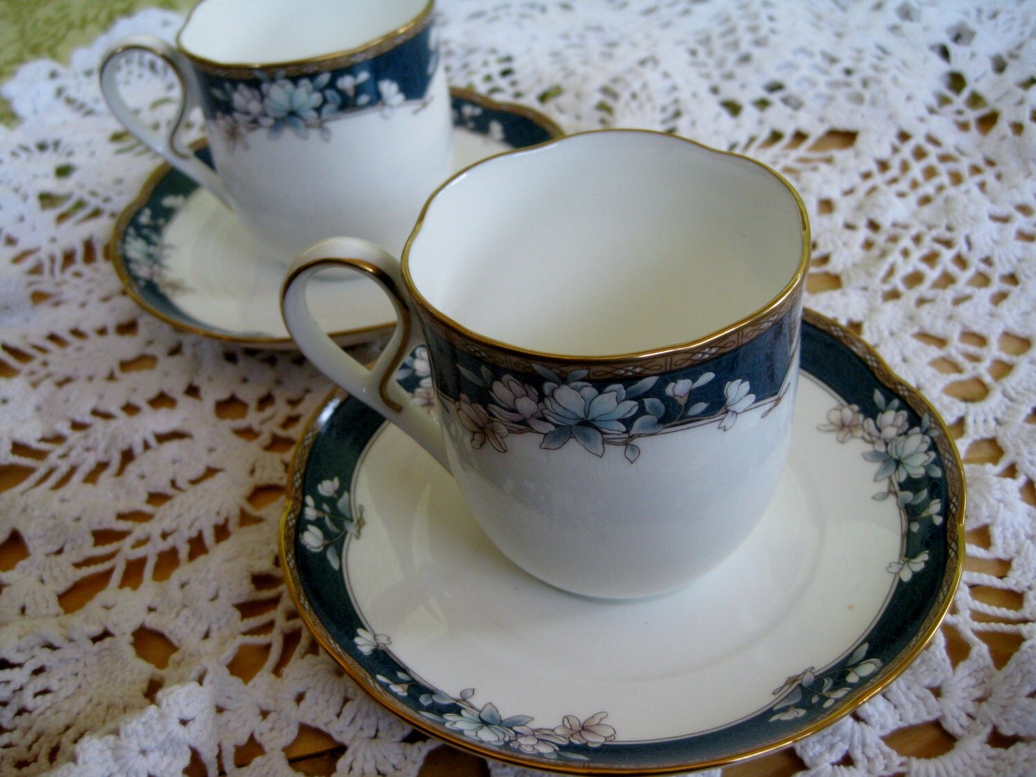 Noritake Bone China Teacup/Saucer Sandhurst Like New with Heavy gold