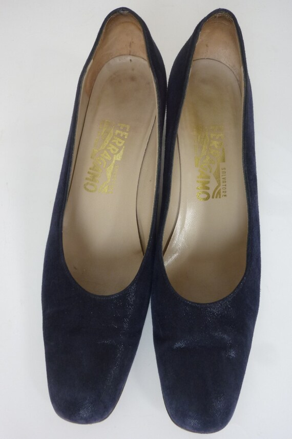navy low heel pump