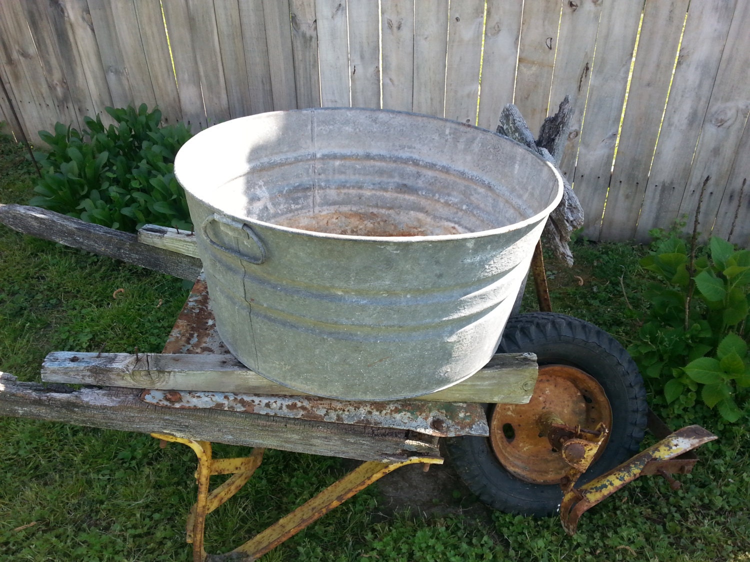 Round Galvanized Metal Wash Tub Bucket Vintage Rustic