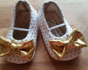PIPER baby girl shoes. White with gold polka dots. Gold bows