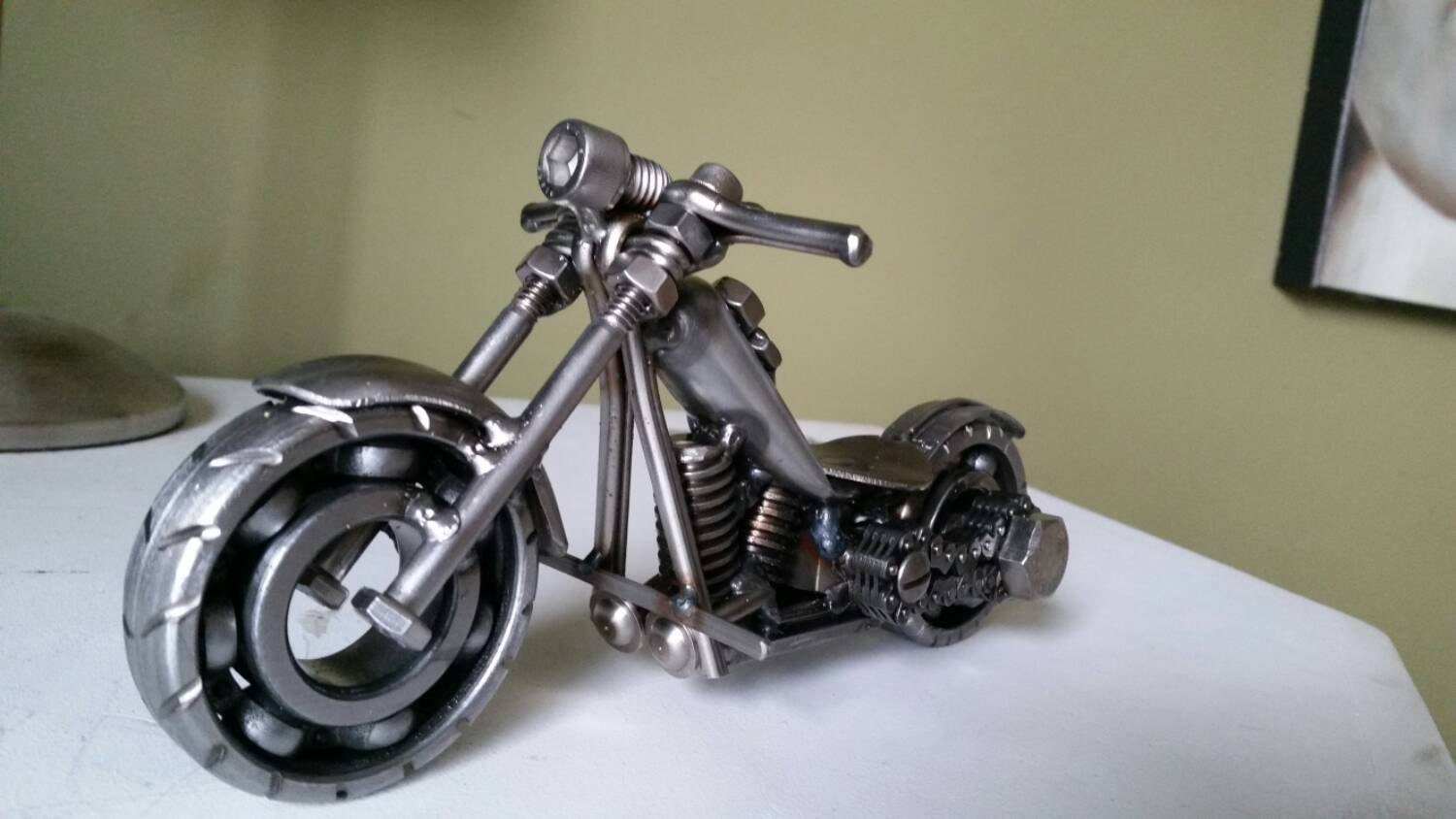 Сделай байк. Мотоцикл из металлолома. Мотоцикл из металла. Фигурки мотоциклов из металла. Сувениры из подшипников.