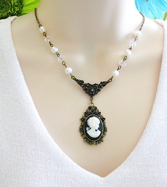 Cameo Beaded Necklace Lady Cameo Pearl Beaded Gothic Cameo