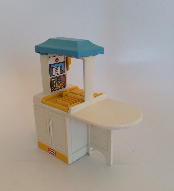 little tikes dollhouse with blue roof