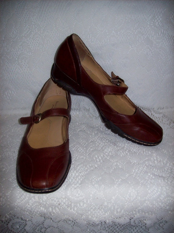 Vintage Ladies Brown Leather Mary Janes Shoes by by SusOriginals