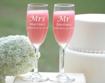 Bride Groom Gift, Personalized Champagne Flutes, Bride Groom Toast, Custom Champagne Flutes, Pair 2 Mr and Mrs Set Wedding Toasting Glasses