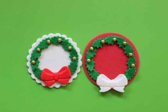 Items similar to 12 Christmas Holly Wreath gold beads ...