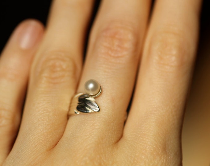 Silver ring Pearl ring Sterling silver ring Open ring Leaf ring Gift for her Bridesmaid ring Unique ring