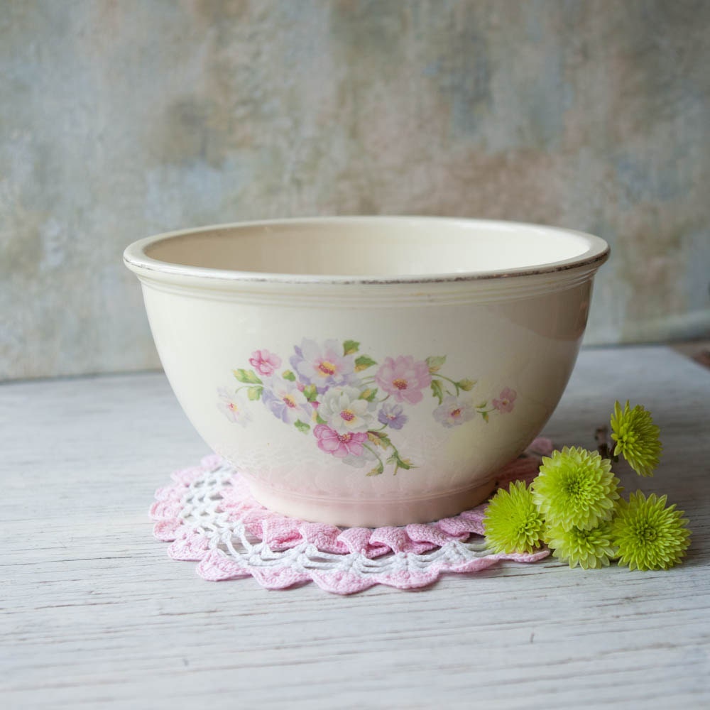 1930s Kitchen Kraft Oven Serve Mixing Bowl Ivory with Pink and
