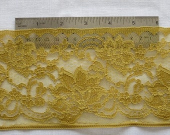 Wide Antique Ochre-colored Lace 1105
