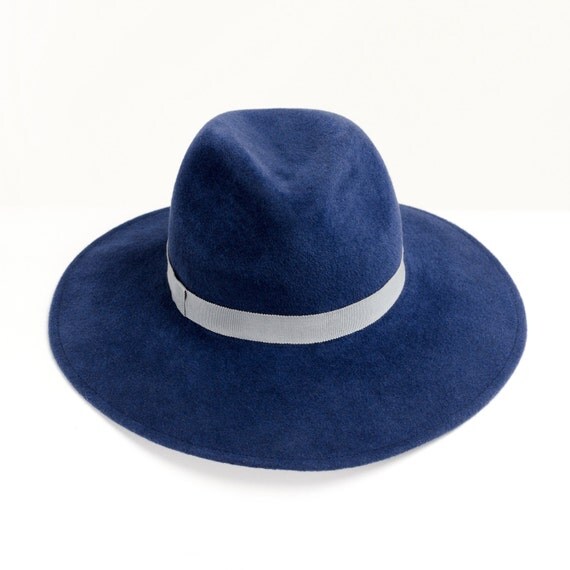 Dark blue wide brim fedora hat with light grey by Fotralehats