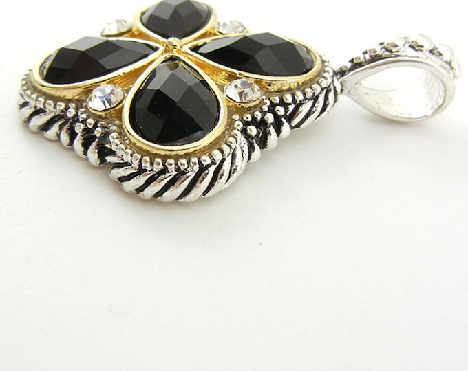 Two-tone Black Acrylic Cabochon Rhinestone Clover-like Pendant