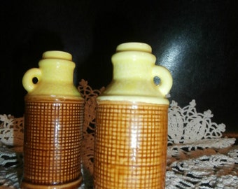 Salt & Pepper Shakers Hounds-tooth/Yellow Vintage Jugs Vintage Set of Jugs Japan # 312-2