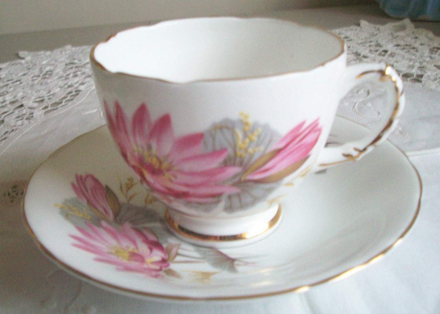 Royal Trent, Staffordshire England Fine Bone China Cup and Saucer with Scalloped Edges Haute Juice