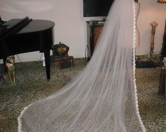 Diamond-White cathedral length Vintage Venice Lace Mantilla Bridal Veil