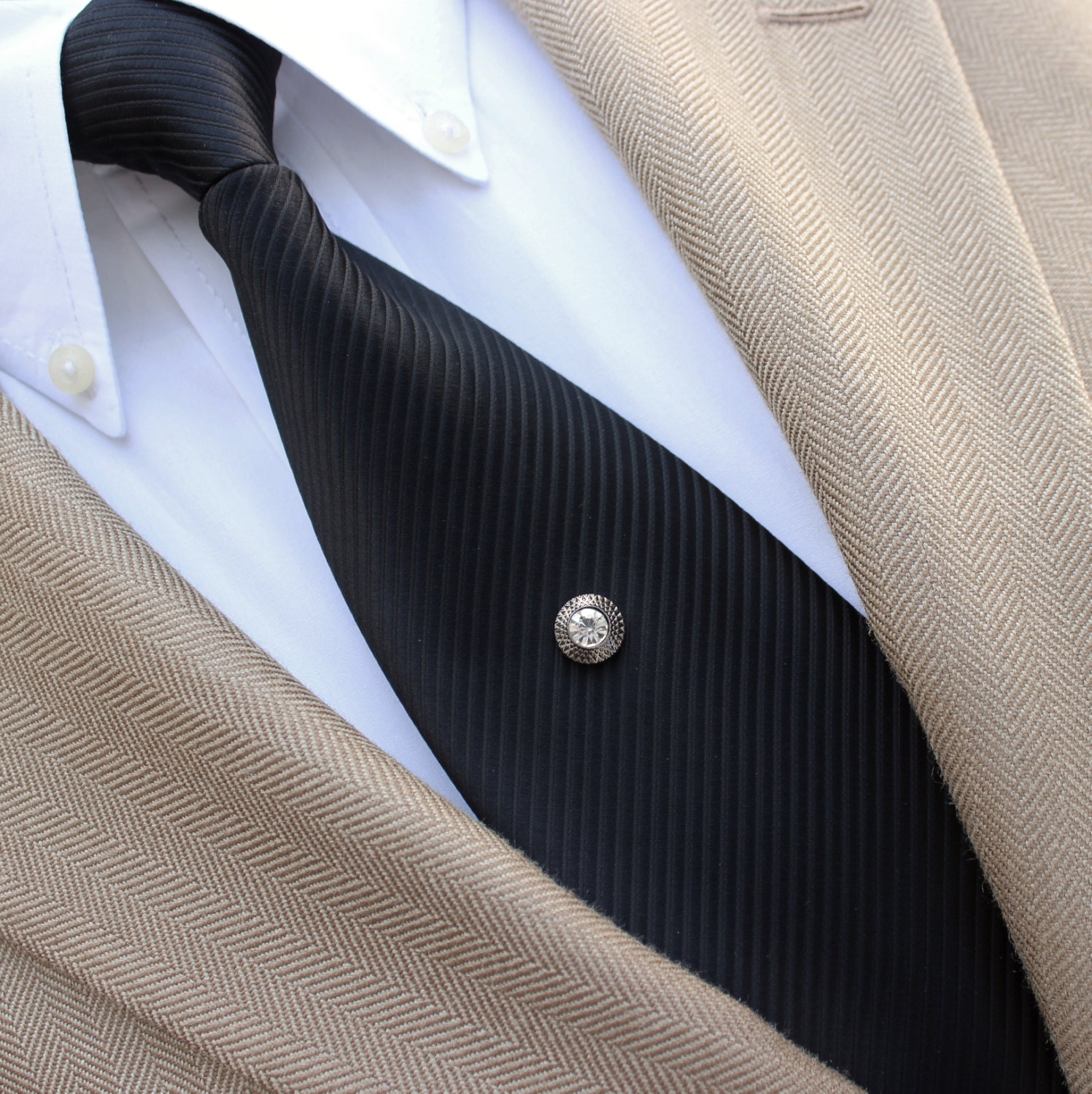 how to wear a tie tack with chain