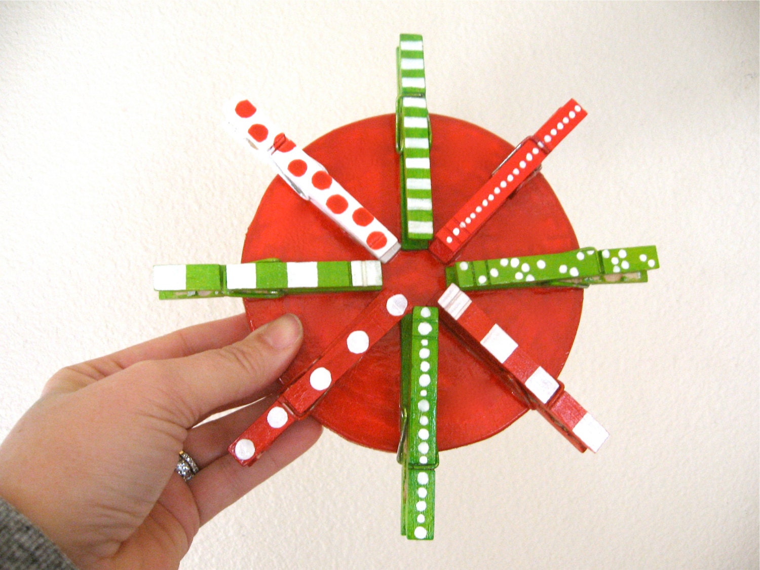 CHRISTMAS CARD HOLDER painted clothespins red and green