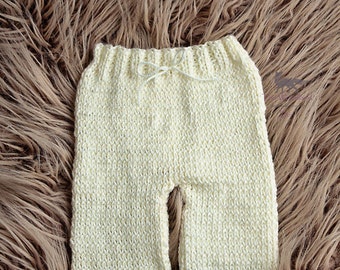 Items similar to Tapa fraldas em tricot para bebé com remate em branco ...