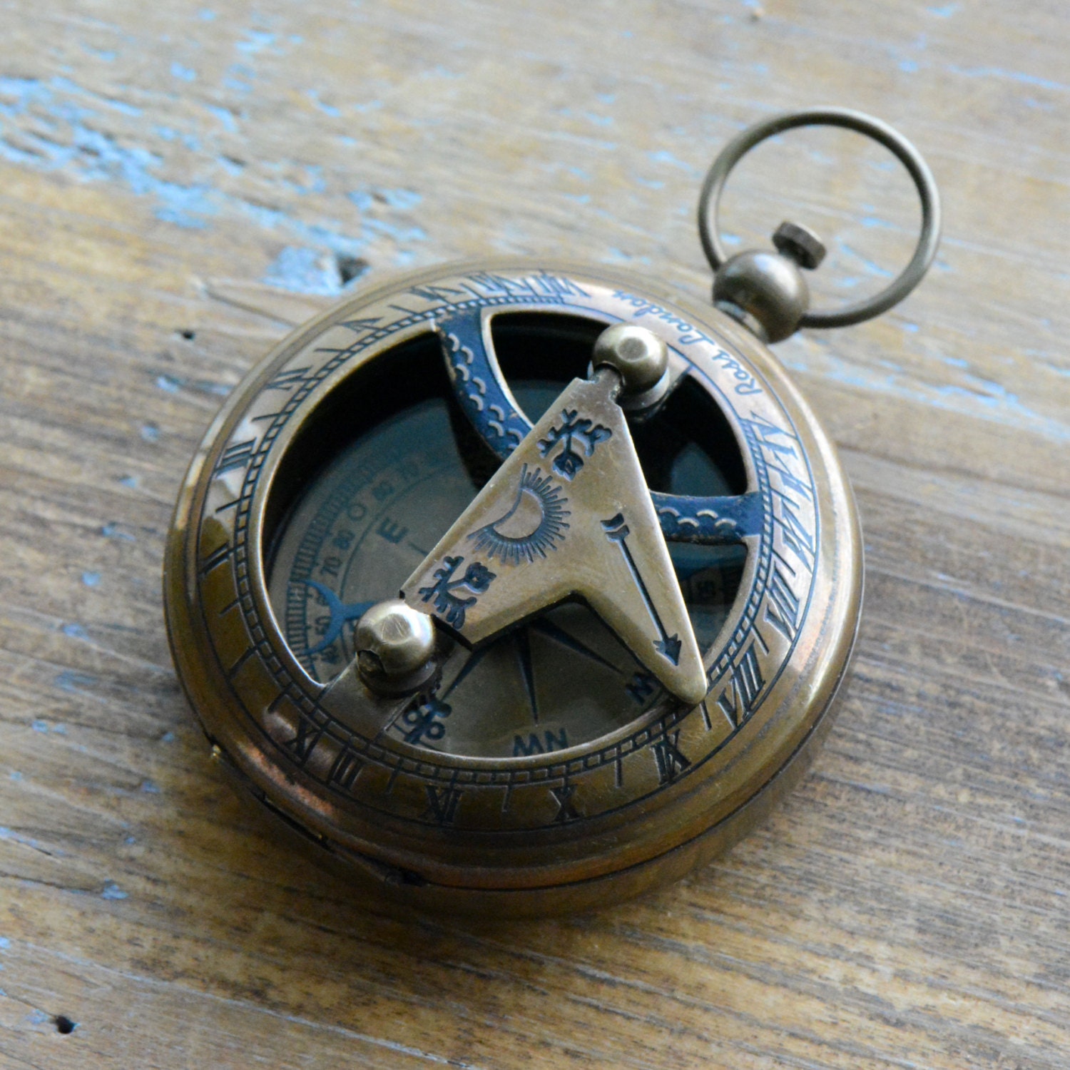 Старинные часы компас