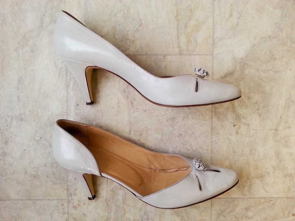 vintage stilettoes . off white high heels. 1960s shoes . size