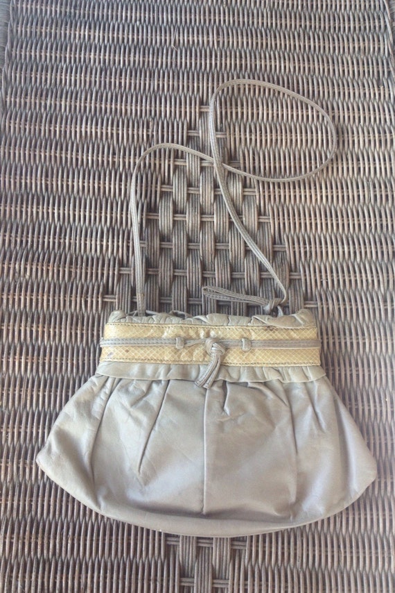 Beige vintage snap closure purse with snakeskin
