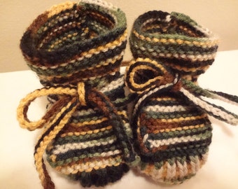 Stay-on Camo Baby Booties - Size 0 to 3 Month - Green Camo