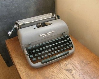 Remington quiet riter manual typewriter with case,Green keys , matt grey body 1950s, Free UK postage