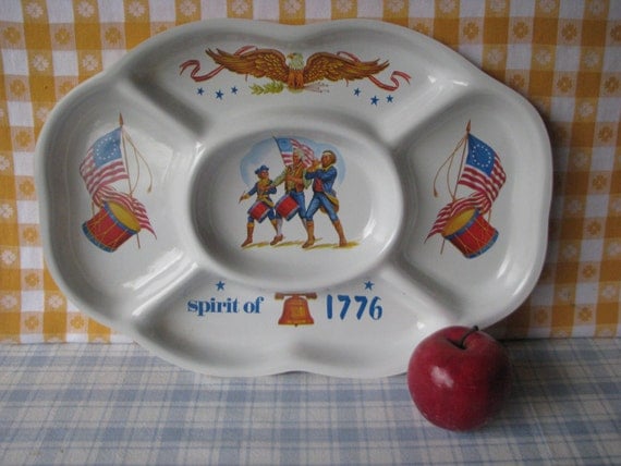 Patriotic Divided Party Trays Molded Sporit of 1776  Disposable Set of 2  Vintage 1970's