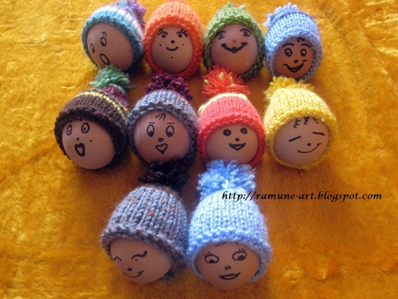 Knit mini hat ornaments - Set of 3 small miniature hats - Hand knitted Easter decorationrations - Tiny caps with pompom